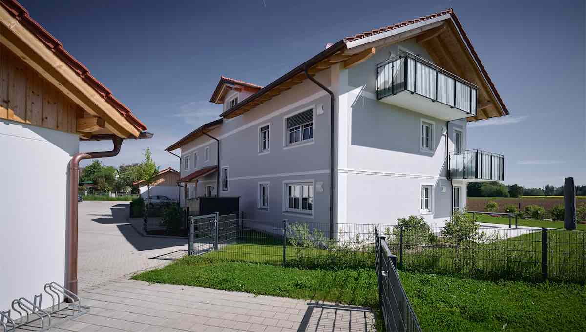 Giebelseite mit Zufahrt