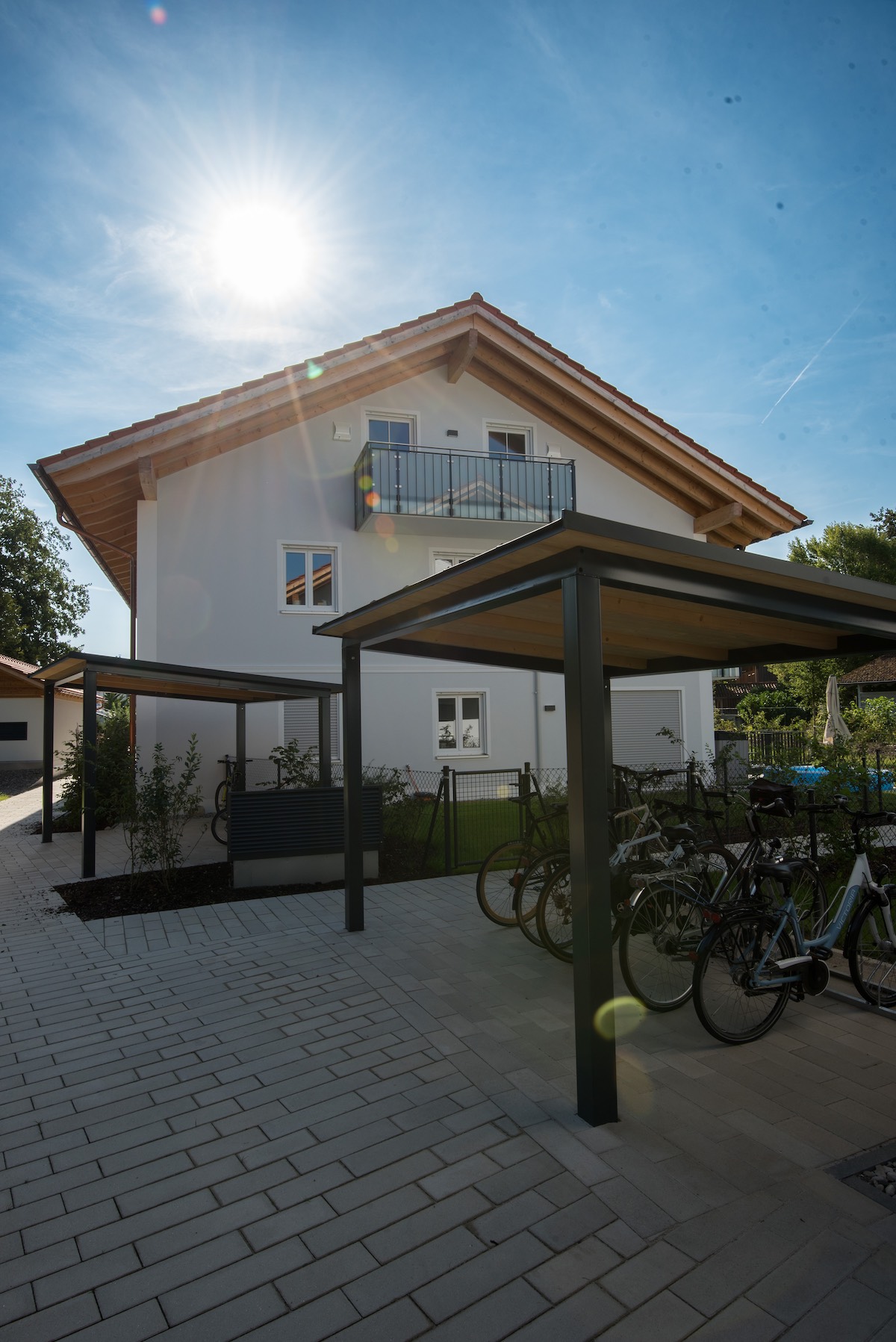 Überdachte Stellplätze und Fahrradplätze