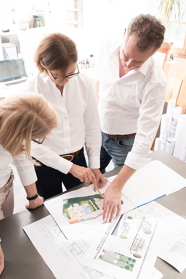Das Team von W&H Immo bei der Bauplanung am Tisch